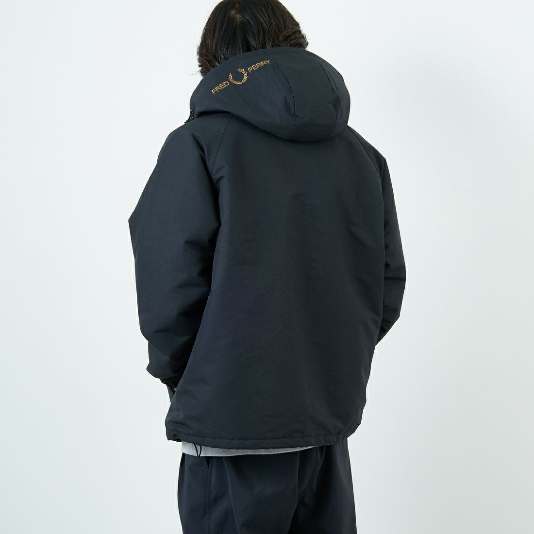 FRED PERRY [フレッドペリー] 別注 パデッドフーデッドシェルジャケット [FPM-25A-24JF] BLK/SHADED &&モデル身長：179cm 着用サイズ：L&&