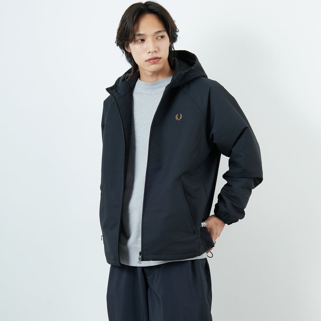 FRED PERRY [フレッドペリー] 別注 パデッドフーデッドシェルジャケット [FPM-25A-24JF] BLK/SHADED &&モデル身長：179cm 着用サイズ：L&&