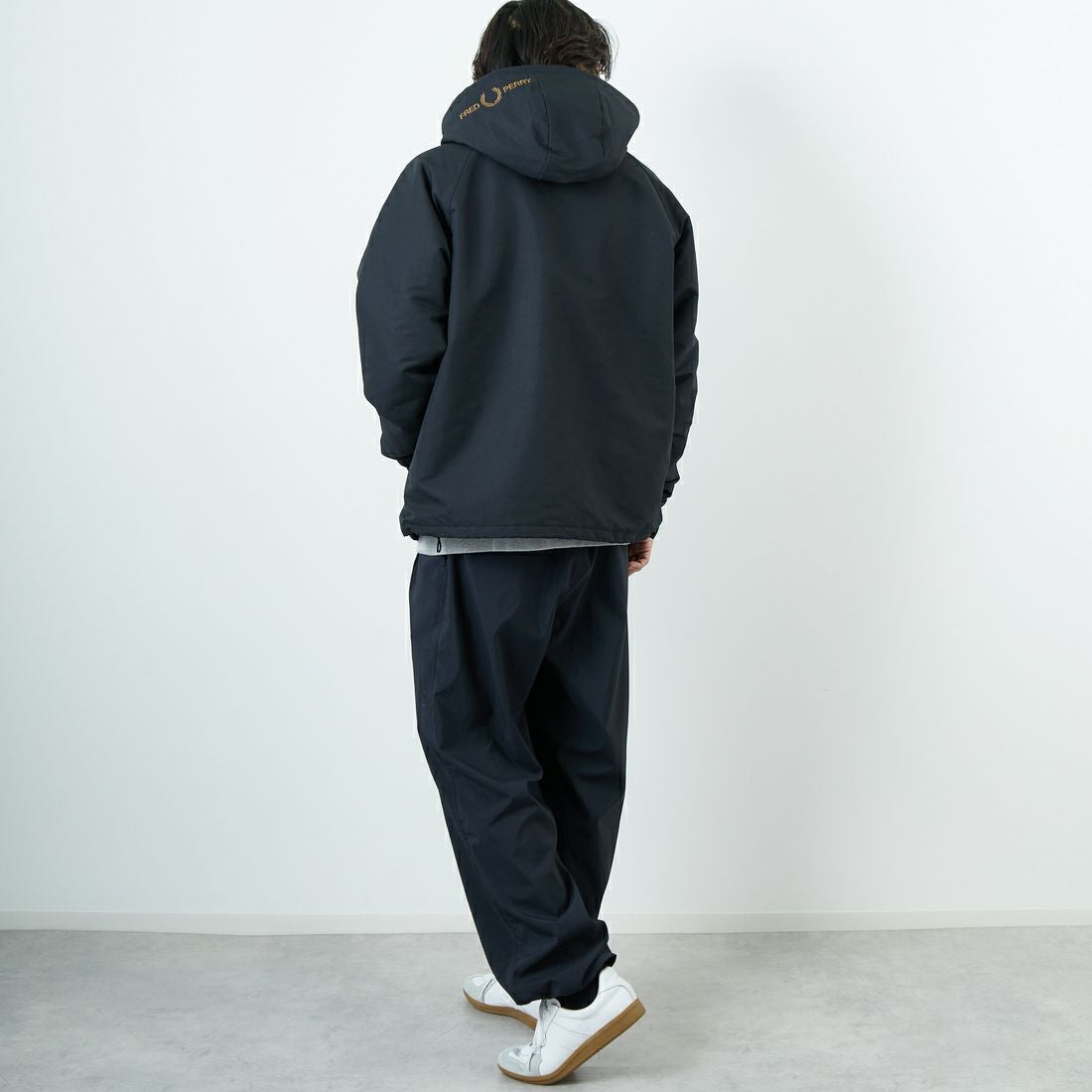 FRED PERRY [フレッドペリー] 別注 パデッドフーデッドシェルジャケット [FPM-25A-24JF] BLK/SHADED &&モデル身長：179cm 着用サイズ：L&&