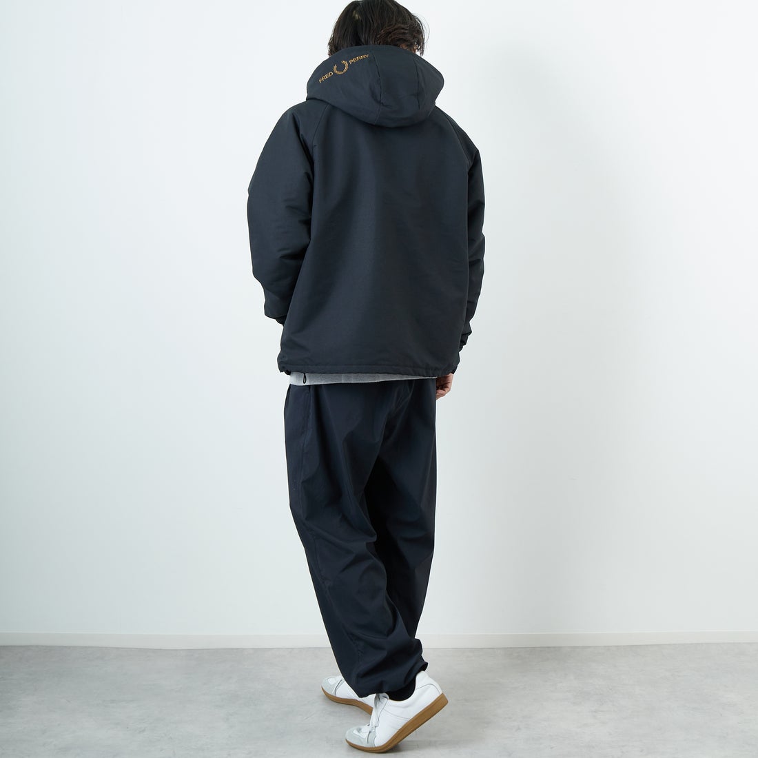 FRED PERRY [フレッドペリー] 別注 パデッドフーデッドシェルジャケット [FPM-25A-24JF] BLK/SHADED &&モデル身長：179cm 着用サイズ：L&&