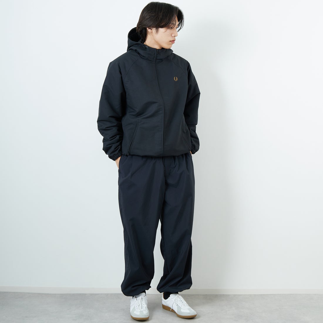 FRED PERRY [フレッドペリー] 別注 パデッドフーデッドシェルジャケット [FPM-25A-24JF] BLK/SHADED &&モデル身長：179cm 着用サイズ：L&&