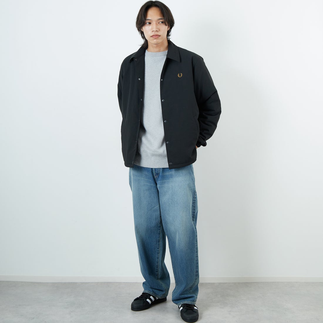 FRED PERRY [フレッドペリー] 別注 パデッドボタンスルージャケット [FPM-25A-23JF] BLK/SHADED &&モデル身長：179cm 着用サイズ：L&&