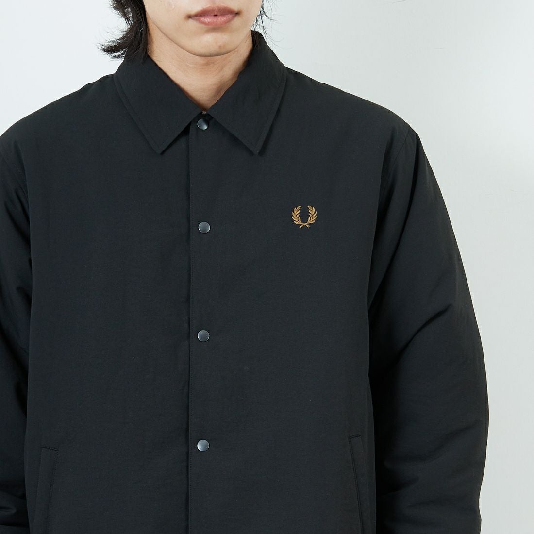 FRED PERRY [フレッドペリー] 別注 パデッドボタンスルージャケット [FPM-25A-23JF] BLK/SHADED &&モデル身長：179cm 着用サイズ：L&&