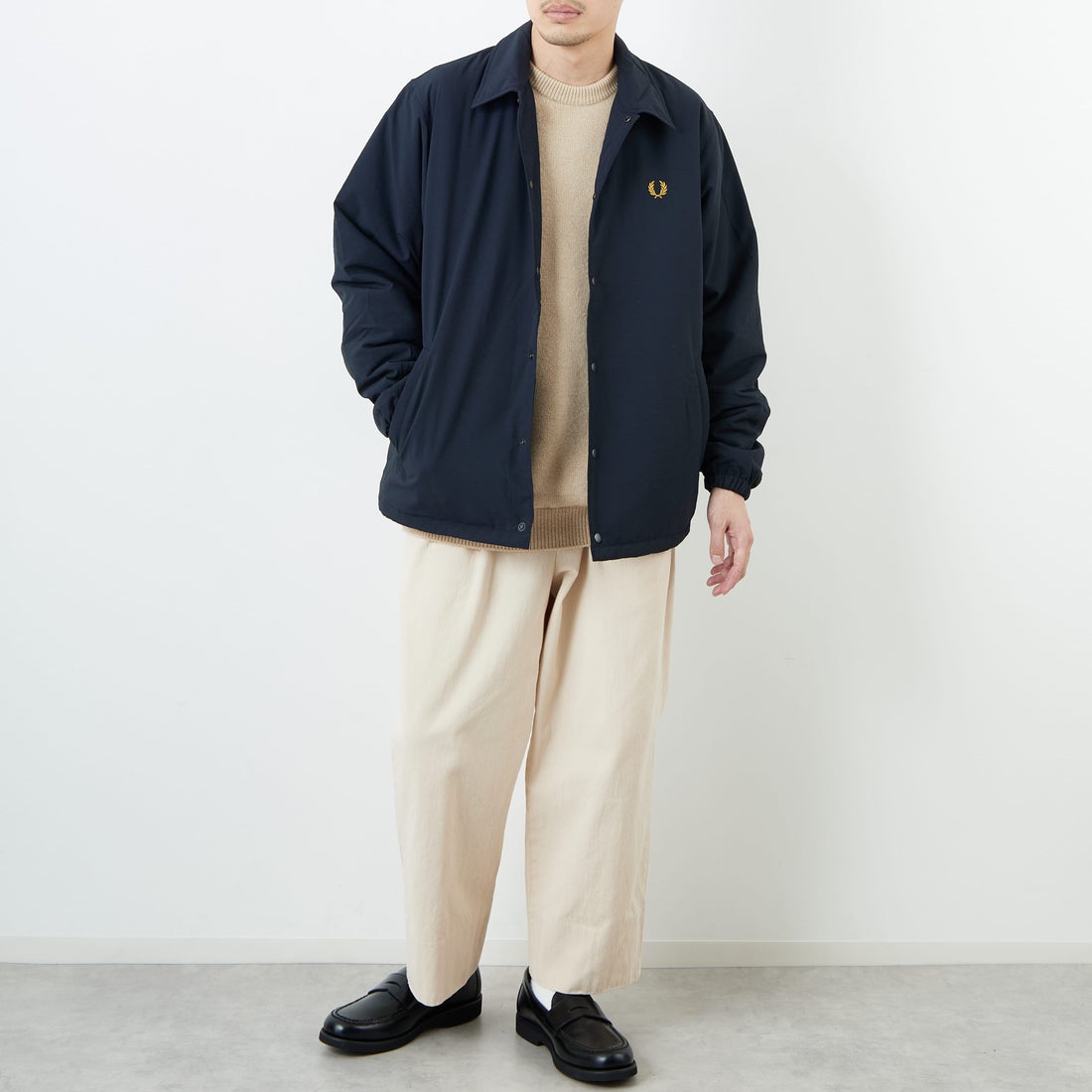 FRED PERRY [フレッドペリー] 別注 パデッドボタンスルージャケット [FPM-25A-23JF] NVY/HONEYC &&モデル身長：168cm 着用サイズ：M&&