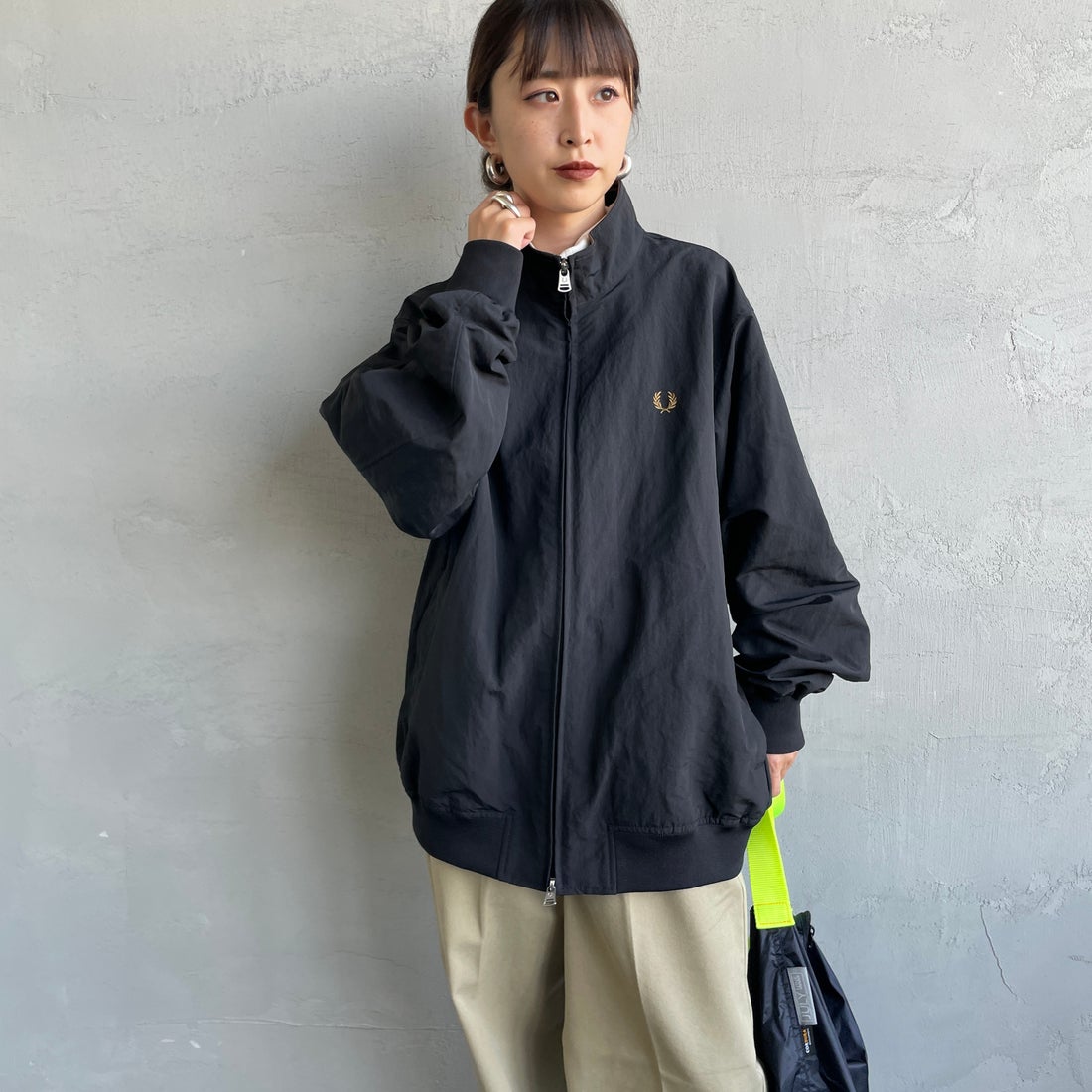 FRED PERRY [フレッドペリー] 別注 ナイロンブレンサムジャケット [FPM-25A-007JF] BLK/SHADED &&モデル身長：150cm 着用サイズ：10&&
