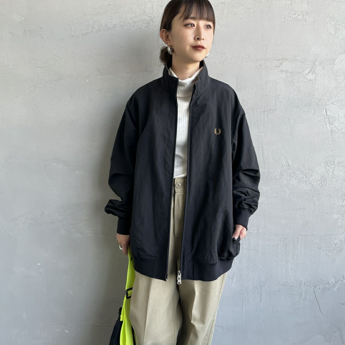 FRED PERRY [フレッドペリー] 別注 ナイロンブレンサムジャケット [FPM-25A-007JF] BLK/SHADED &&モデル身長：150cm 着用サイズ：10&&