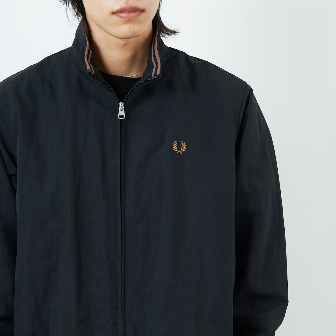 FRED PERRY [フレッドペリー] 別注 ナイロンブレンサムジャケット [FPM-25A-007JF] BLK/SHADED &&モデル身長：179cm 着用サイズ：14&&