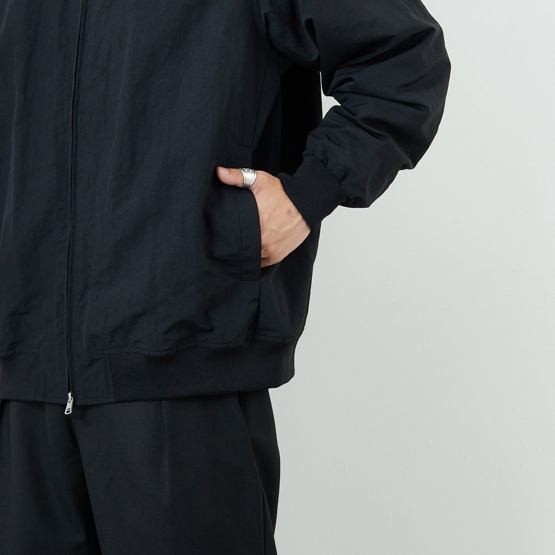 FRED PERRY [フレッドペリー] 別注 ナイロンブレンサムジャケット [FPM-25A-007JF] BLK/SHADED &&モデル身長：179cm 着用サイズ：14&&