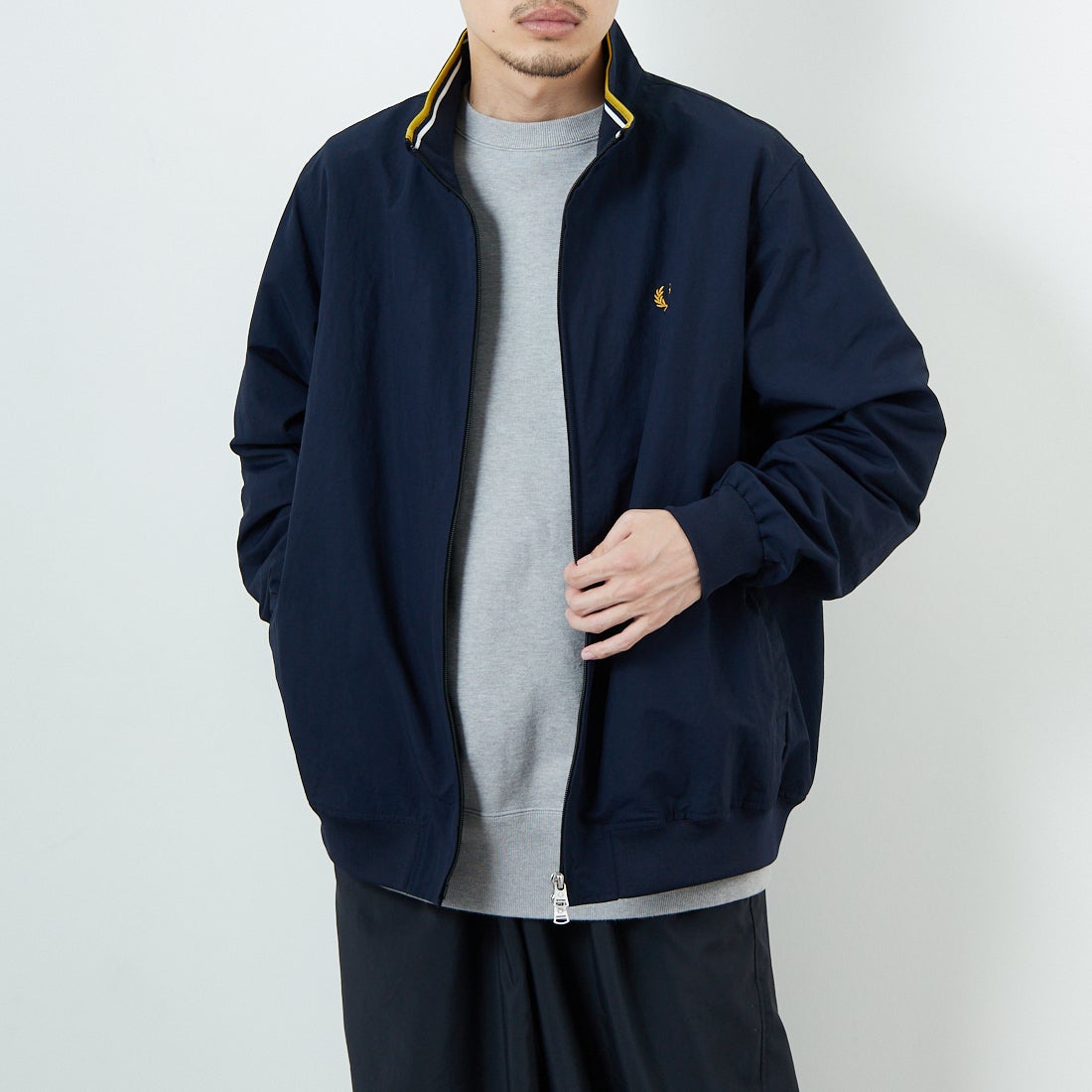 FRED PERRY [フレッドペリー] 別注 ナイロンブレンサムジャケット [FPM-25A-007JF] NVY/ECR/HO &&モデル身長：167cm 着用サイズ：14&&