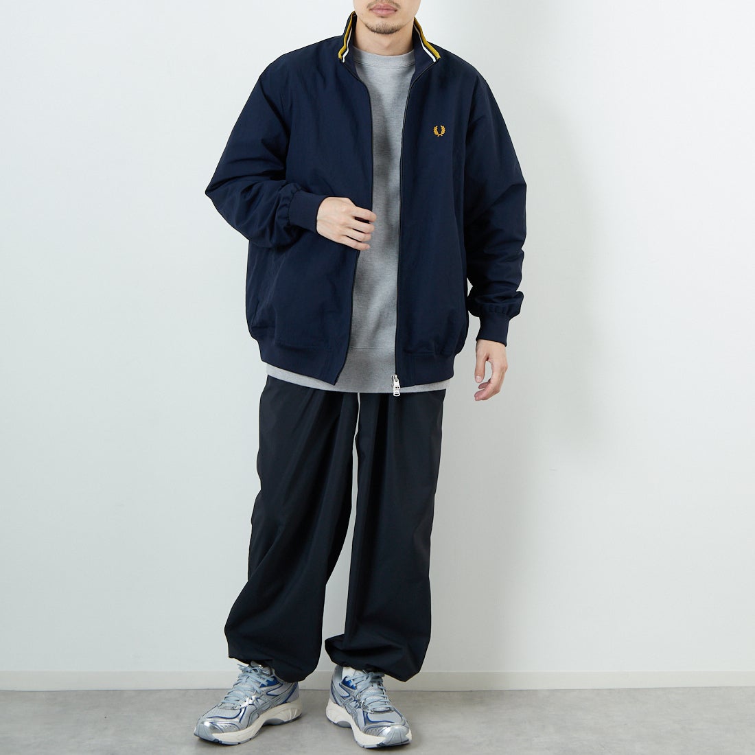 FRED PERRY [フレッドペリー] 別注 ナイロンブレンサムジャケット [FPM-25A-007JF] NVY/ECR/HO &&モデル身長：167cm 着用サイズ：14&&