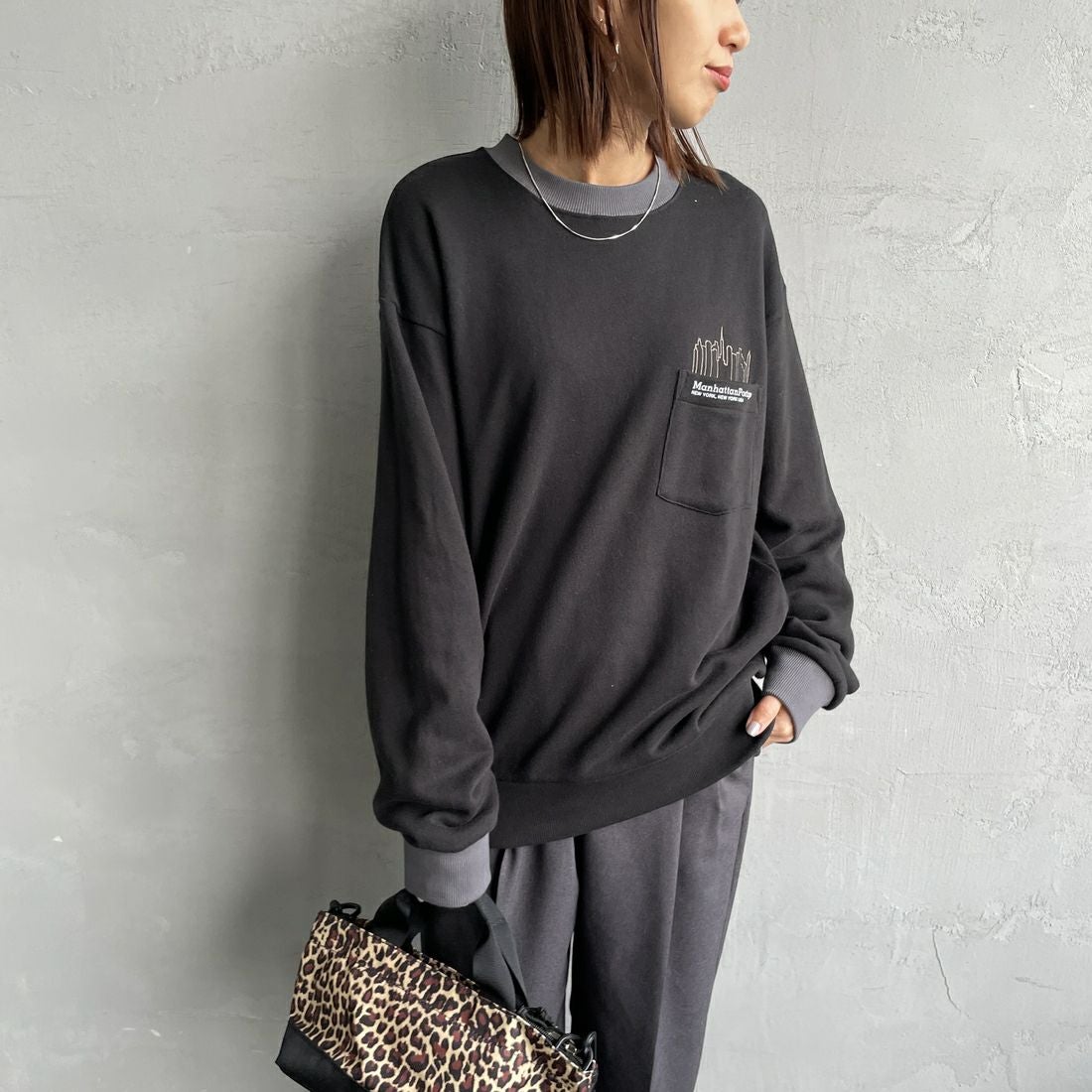 MANHATTAN PORTAGE [マンハッタンポーテージ] 別注 ポケット刺繍 リンガークルーネックスウェット [25FWMP-IN70-JF] BLACK &&モデル身長：160cm 着用サイズ：S&&