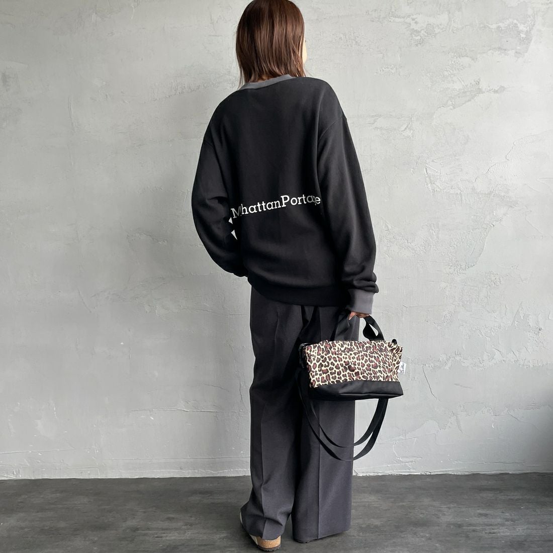 MANHATTAN PORTAGE [マンハッタンポーテージ] 別注 ポケット刺繍 リンガークルーネックスウェット [25FWMP-IN70-JF] BLACK &&モデル身長：160cm 着用サイズ：S&&