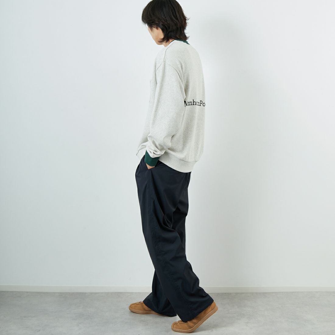 MANHATTAN PORTAGE [マンハッタンポーテージ] 別注 ポケット刺繍 リンガークルーネックスウェット [25FWMP-IN70-JF] OATMEAL &&モデル身長：179cm 着用サイズ：L&&
