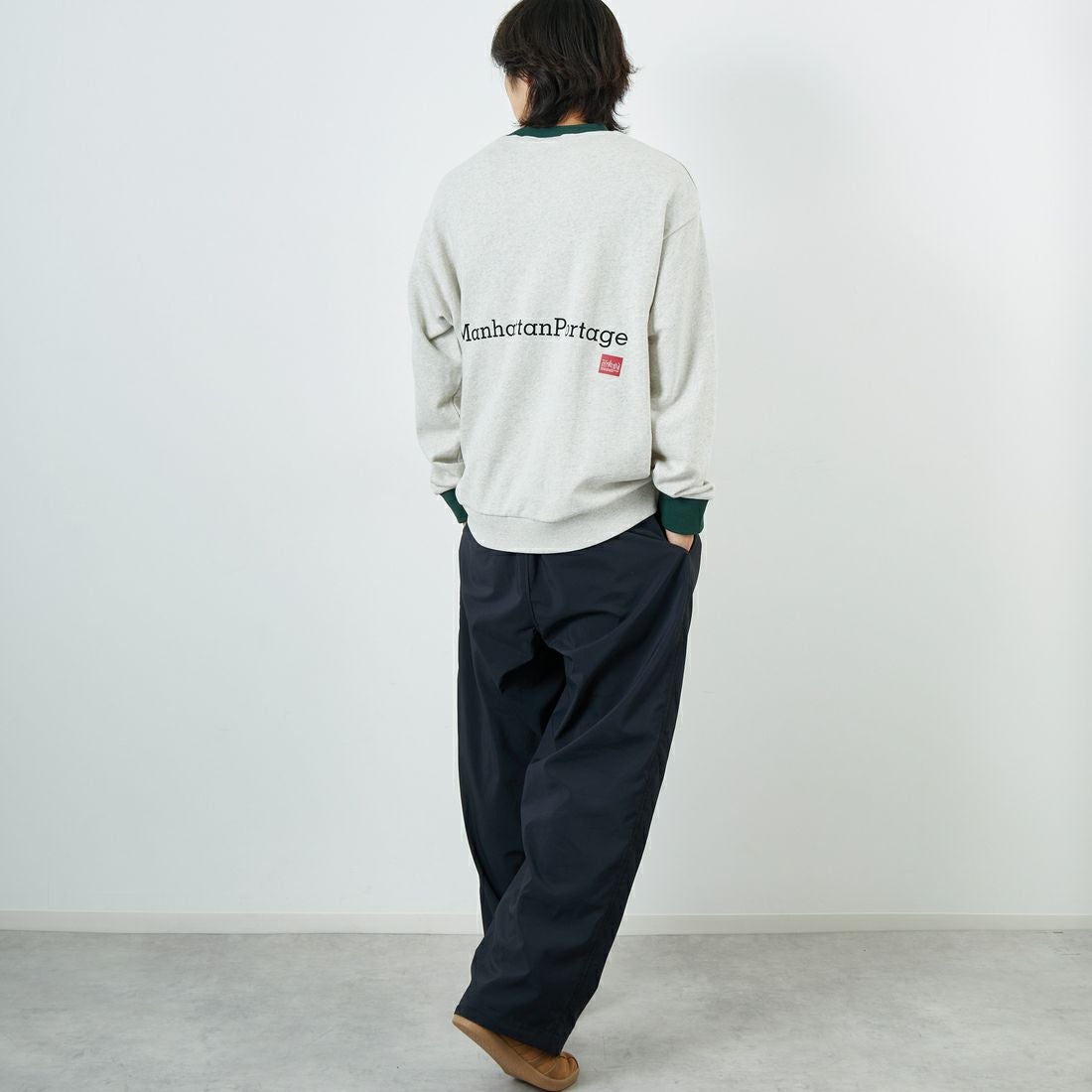 MANHATTAN PORTAGE [マンハッタンポーテージ] 別注 ポケット刺繍 リンガークルーネックスウェット [25FWMP-IN70-JF] OATMEAL &&モデル身長：179cm 着用サイズ：L&&