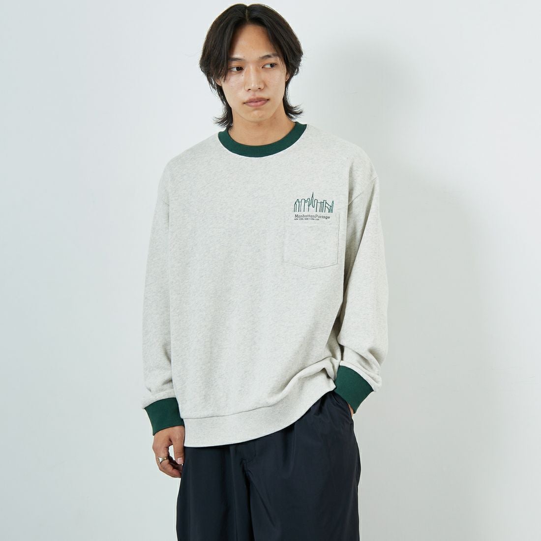 MANHATTAN PORTAGE [マンハッタンポーテージ] 別注 ポケット刺繍 リンガークルーネックスウェット [25FWMP-IN70-JF] OATMEAL &&モデル身長：179cm 着用サイズ：L&&