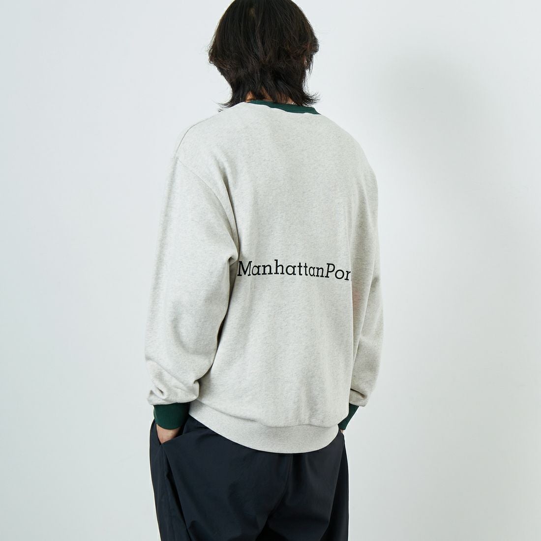 MANHATTAN PORTAGE [マンハッタンポーテージ] 別注 ポケット刺繍 リンガークルーネックスウェット [25FWMP-IN70-JF] OATMEAL &&モデル身長：179cm 着用サイズ：L&&