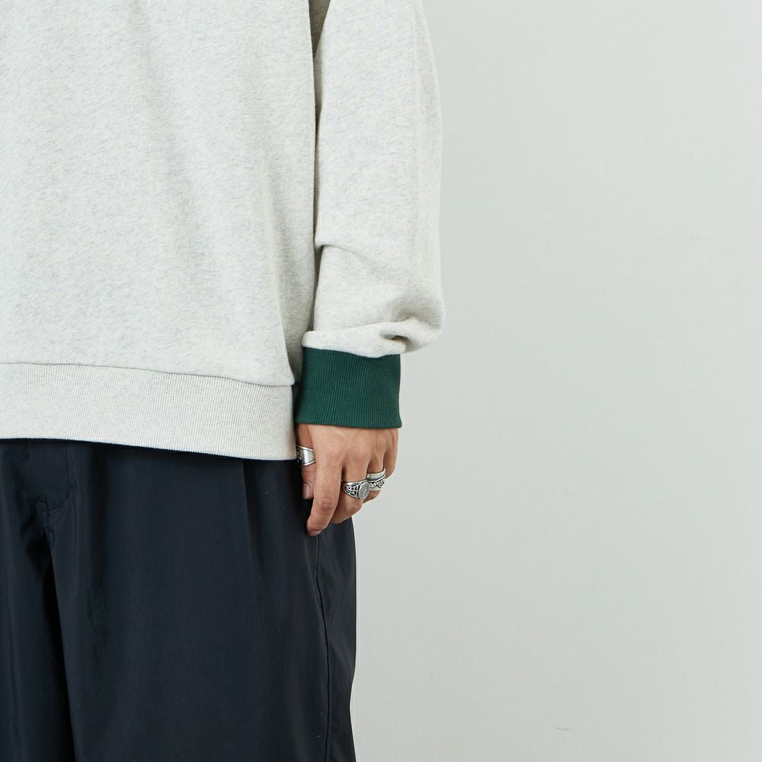 MANHATTAN PORTAGE [マンハッタンポーテージ] 別注 ポケット刺繍 リンガークルーネックスウェット [25FWMP-IN70-JF] OATMEAL &&モデル身長：179cm 着用サイズ：L&&