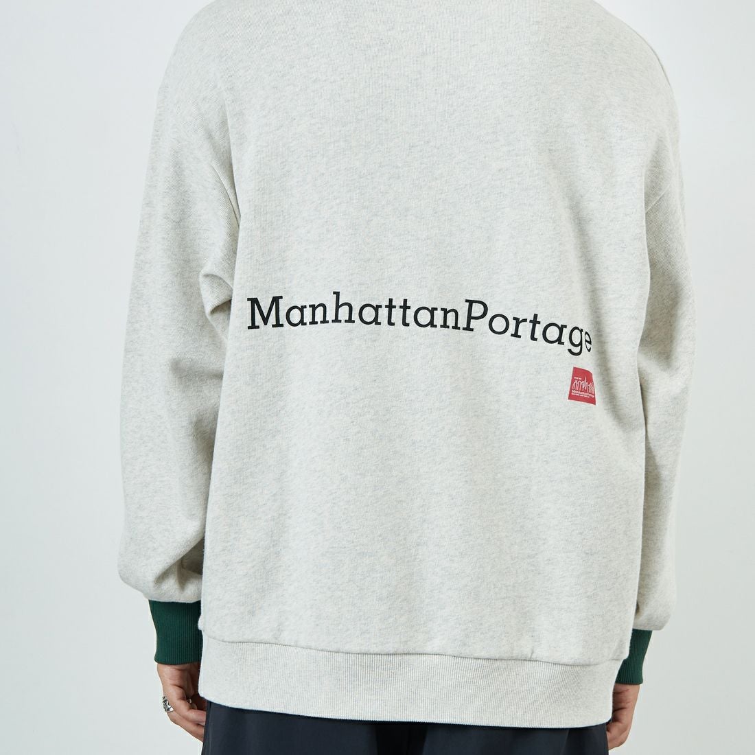 MANHATTAN PORTAGE [マンハッタンポーテージ] 別注 ポケット刺繍 リンガークルーネックスウェット [25FWMP-IN70-JF] OATMEAL &&モデル身長：179cm 着用サイズ：L&&