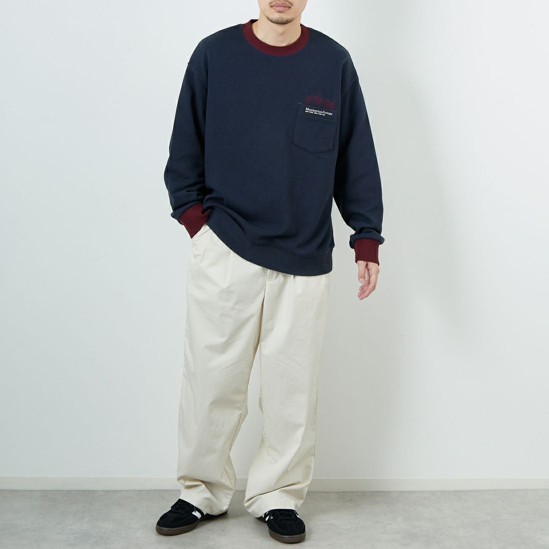 MANHATTAN PORTAGE [マンハッタンポーテージ] 別注 ポケット刺繍 リンガークルーネックスウェット [25FWMP-IN70-JF] NAVY &&モデル身長：168cm 着用サイズ：L&&