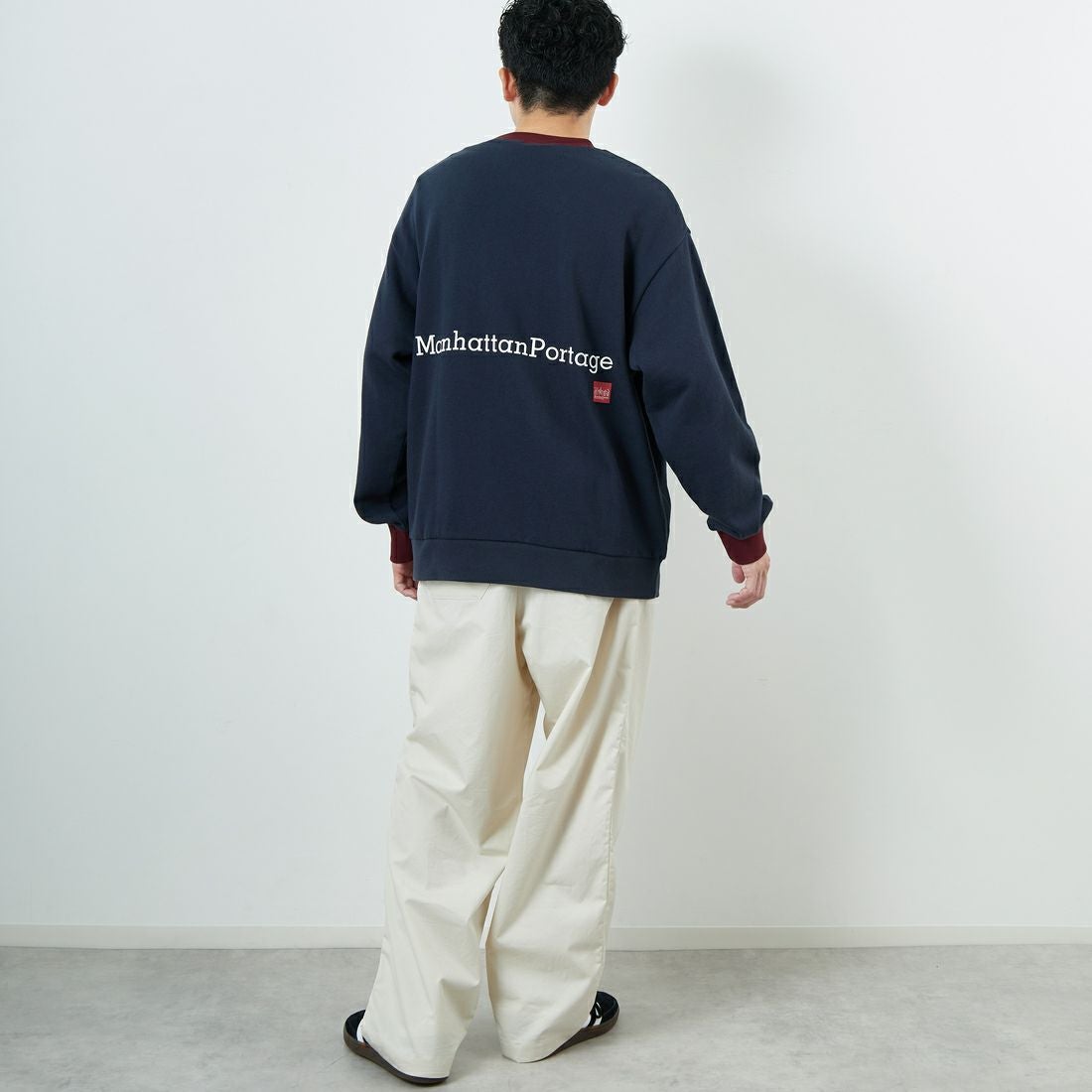 MANHATTAN PORTAGE [マンハッタンポーテージ] 別注 ポケット刺繍 リンガークルーネックスウェット [25FWMP-IN70-JF] NAVY &&モデル身長：168cm 着用サイズ：L&&