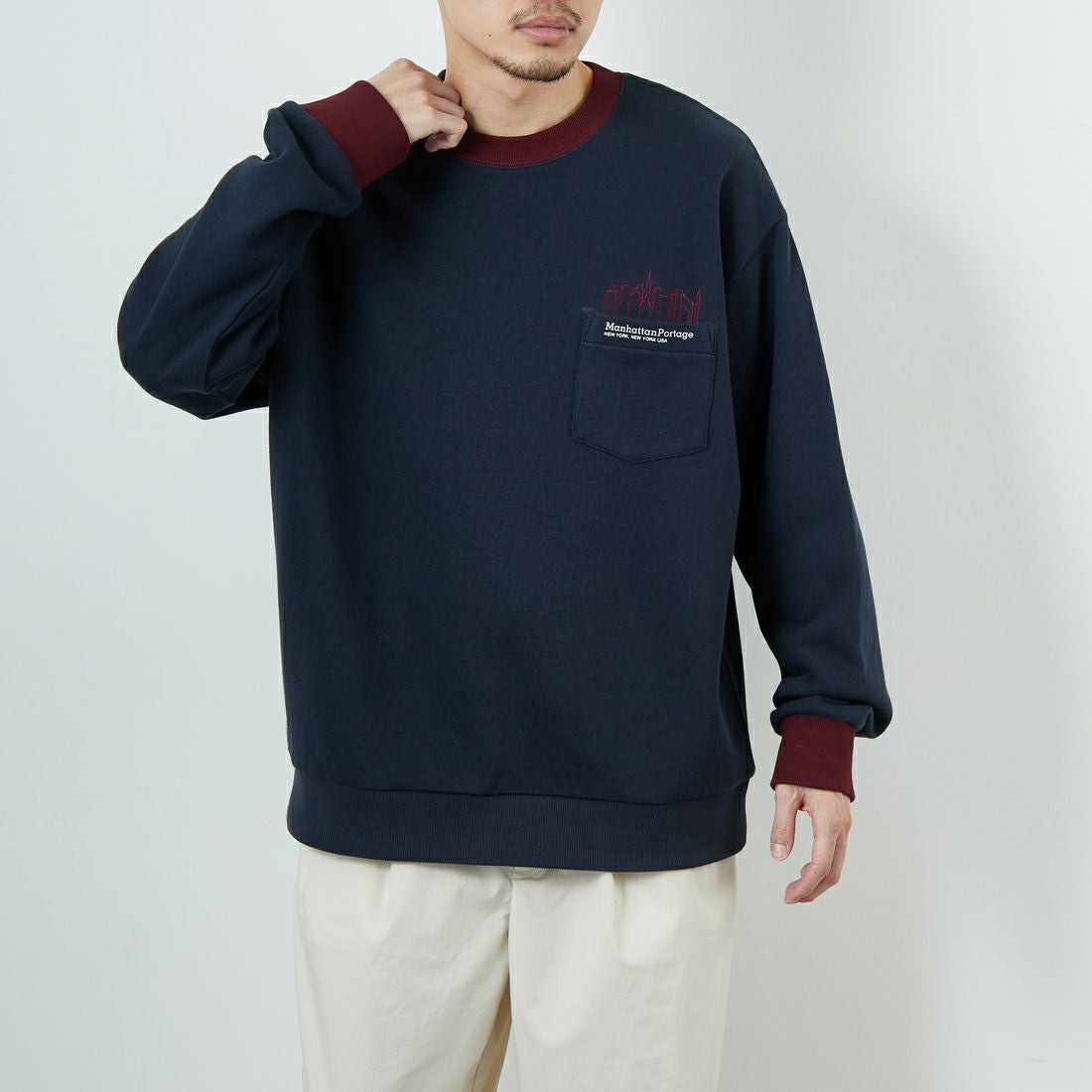 MANHATTAN PORTAGE [マンハッタンポーテージ] 別注 ポケット刺繍 リンガークルーネックスウェット [25FWMP-IN70-JF] NAVY &&モデル身長：168cm 着用サイズ：L&&