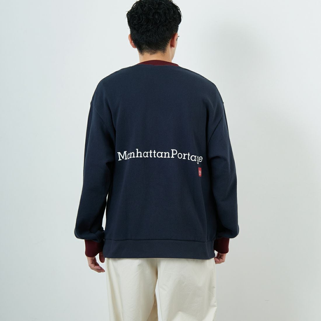 MANHATTAN PORTAGE [マンハッタンポーテージ] 別注 ポケット刺繍 リンガークルーネックスウェット [25FWMP-IN70-JF] NAVY &&モデル身長：168cm 着用サイズ：L&&