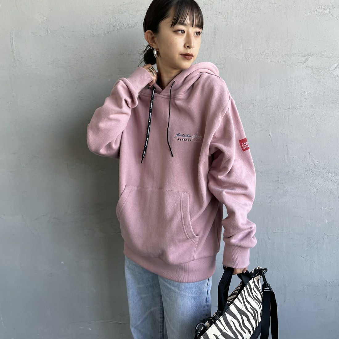 MANHATTAN PORTAGE [マンハッタンポーテージ] 別注 バックフォトプリントパーカー [25FWMP-IN73-JF] PINK &&モデル身長：150cm 着用サイズ：S&&