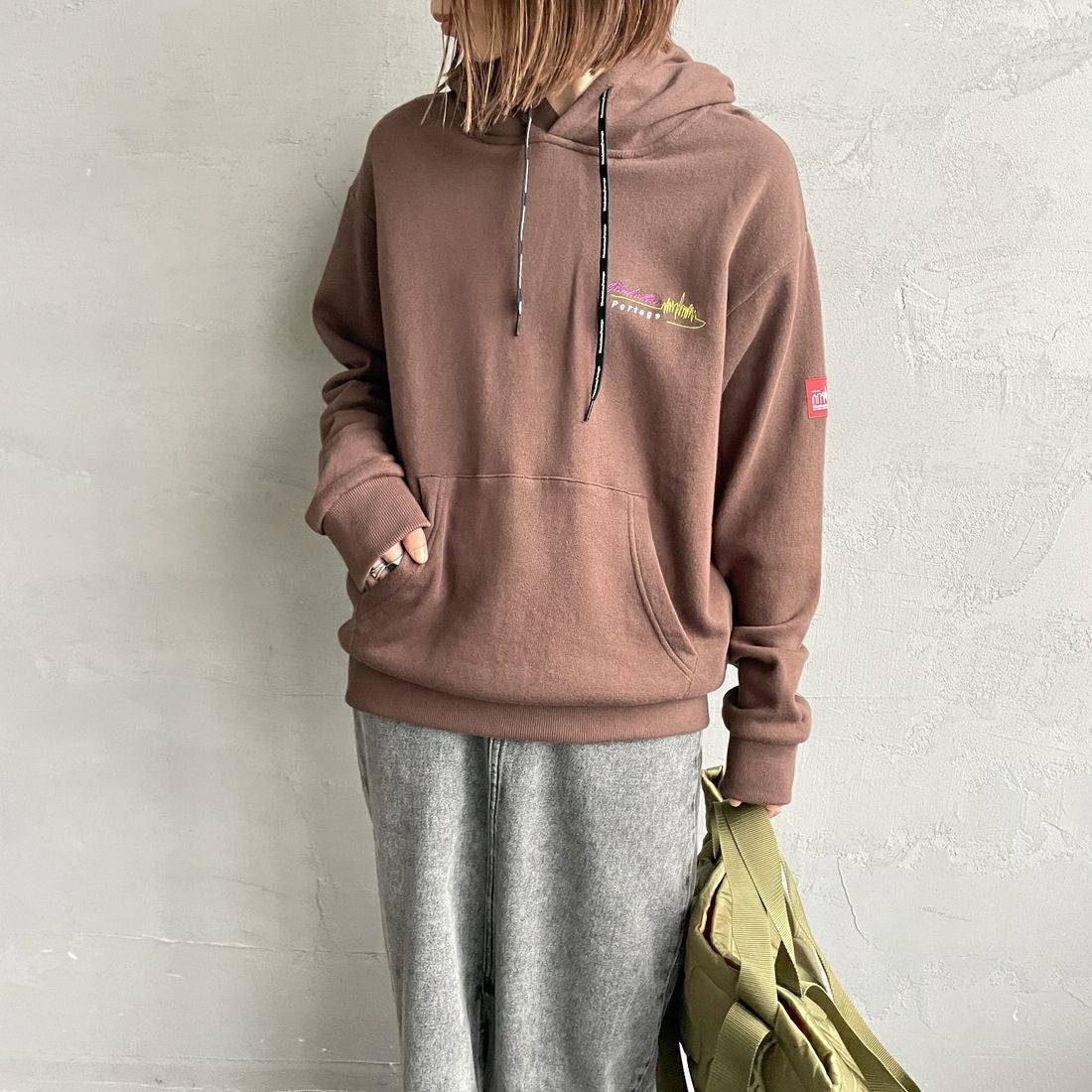 MANHATTAN PORTAGE [マンハッタンポーテージ] 別注 バックフォトプリントパーカー [25FWMP-IN73-JF] D.BROWN &&モデル身長：158cm 着用サイズ：S&&