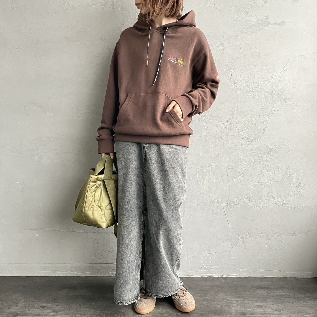 MANHATTAN PORTAGE [マンハッタンポーテージ] 別注 バックフォトプリントパーカー [25FWMP-IN73-JF] D.BROWN &&モデル身長：158cm 着用サイズ：S&&