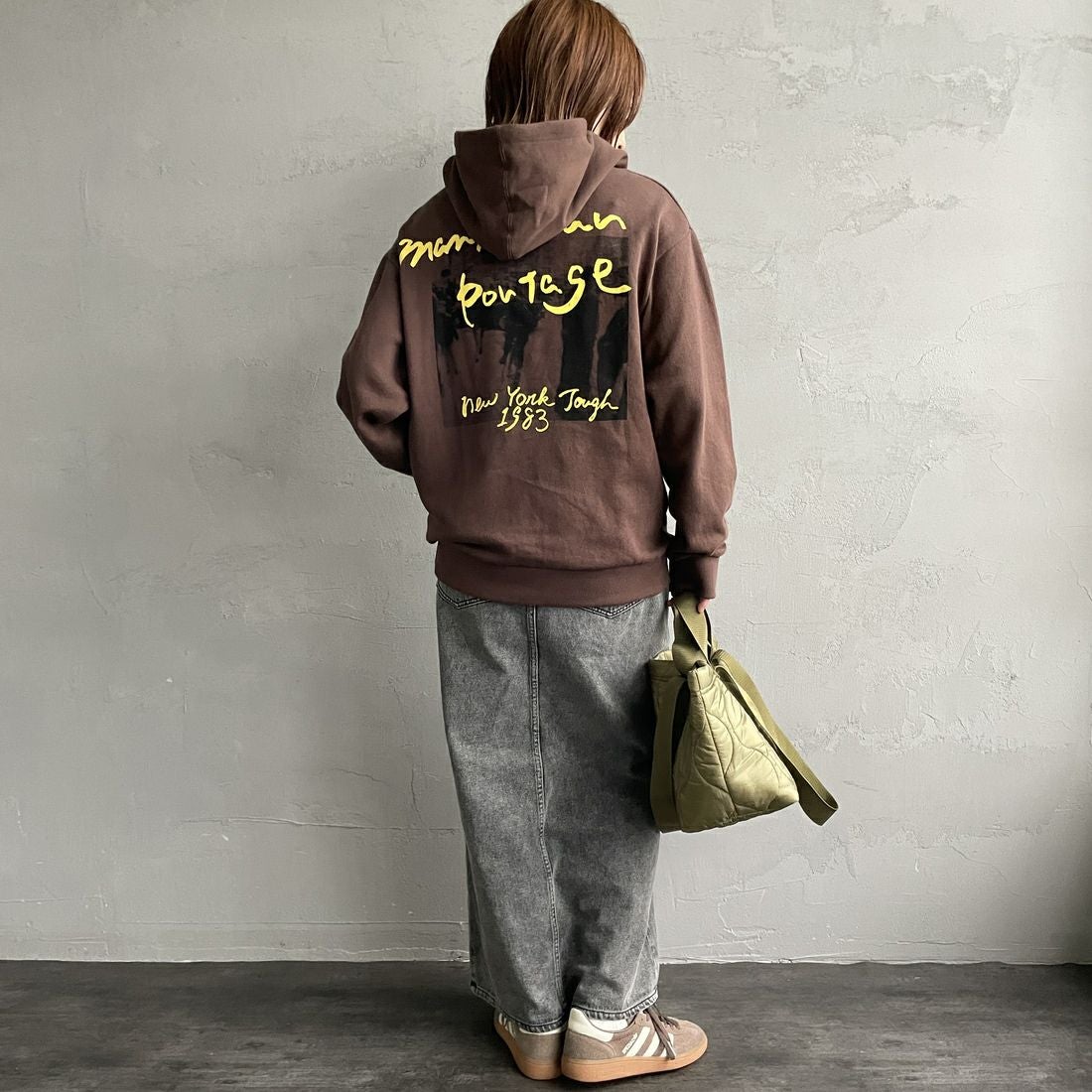 MANHATTAN PORTAGE [マンハッタンポーテージ] 別注 バックフォトプリントパーカー [25FWMP-IN73-JF] D.BROWN &&モデル身長：158cm 着用サイズ：S&&