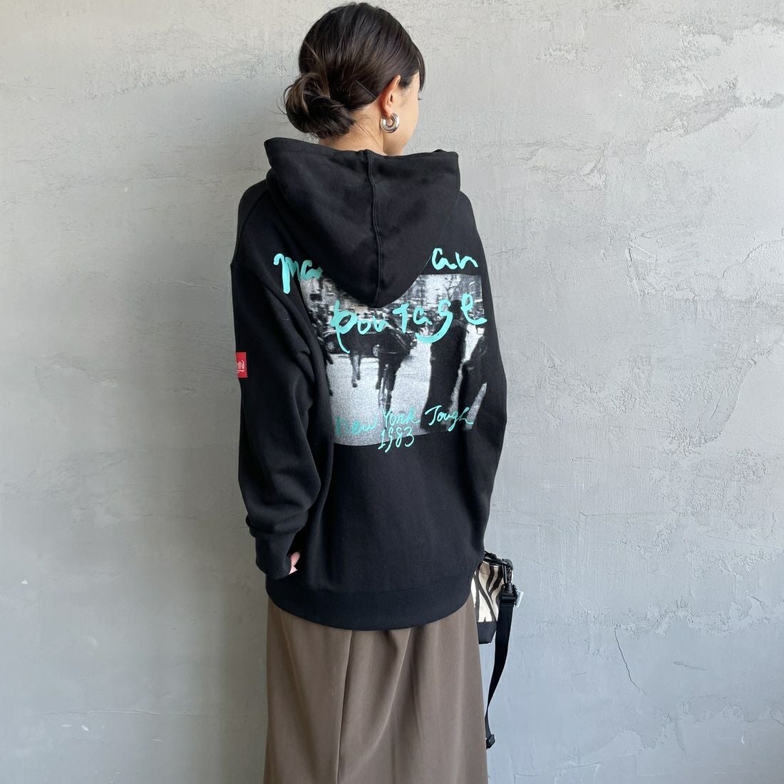 MANHATTAN PORTAGE [マンハッタンポーテージ] 別注 バックフォトプリントパーカー [25FWMP-IN73-JF] BLACK &&モデル身長：150cm 着用サイズ：S&&