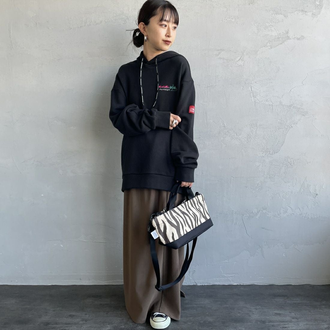 MANHATTAN PORTAGE [マンハッタンポーテージ] 別注 バックフォトプリントパーカー [25FWMP-IN73-JF] BLACK &&モデル身長：150cm 着用サイズ：S&&