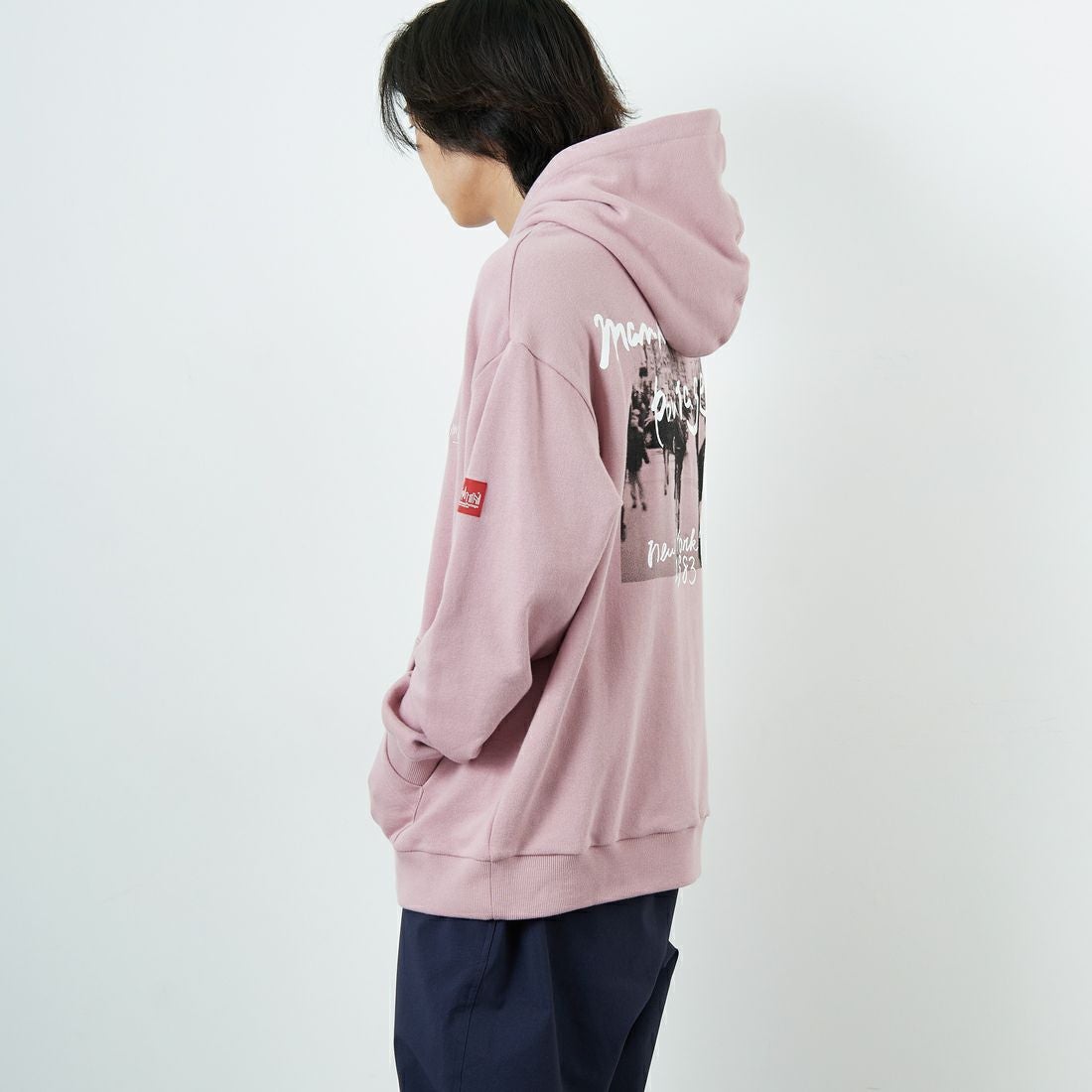 MANHATTAN PORTAGE [マンハッタンポーテージ] 別注 バックフォトプリントパーカー [25FWMP-IN73-JF] PINK &&モデル身長：179cm 着用サイズ：L&&