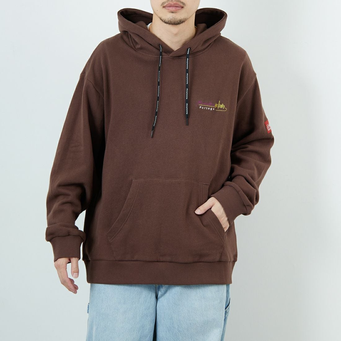 MANHATTAN PORTAGE [マンハッタンポーテージ] 別注 バックフォトプリントパーカー [25FWMP-IN73-JF] D.BROWN &&モデル身長：168cm 着用サイズ：L&&