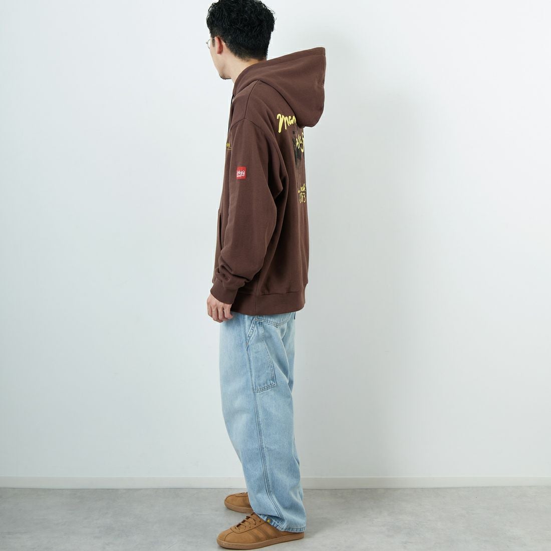 MANHATTAN PORTAGE [マンハッタンポーテージ] 別注 バックフォトプリントパーカー [25FWMP-IN73-JF] D.BROWN &&モデル身長：168cm 着用サイズ：L&&