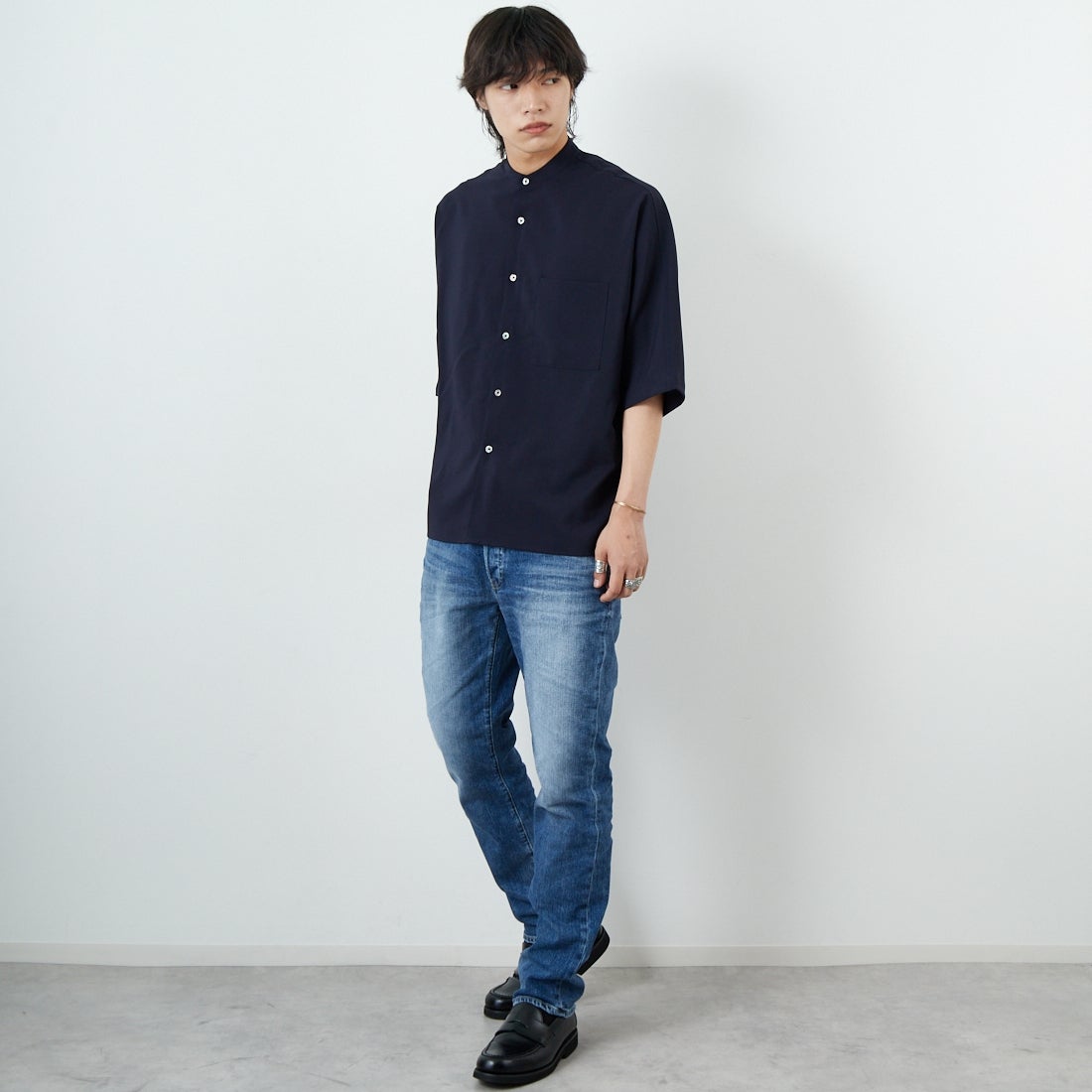 SLICK [スリック] リネンライクポプリンバンドカラーシャツ [5220111] 210 NAVY &&モデル身長：179cm 着用サイズ：2&&