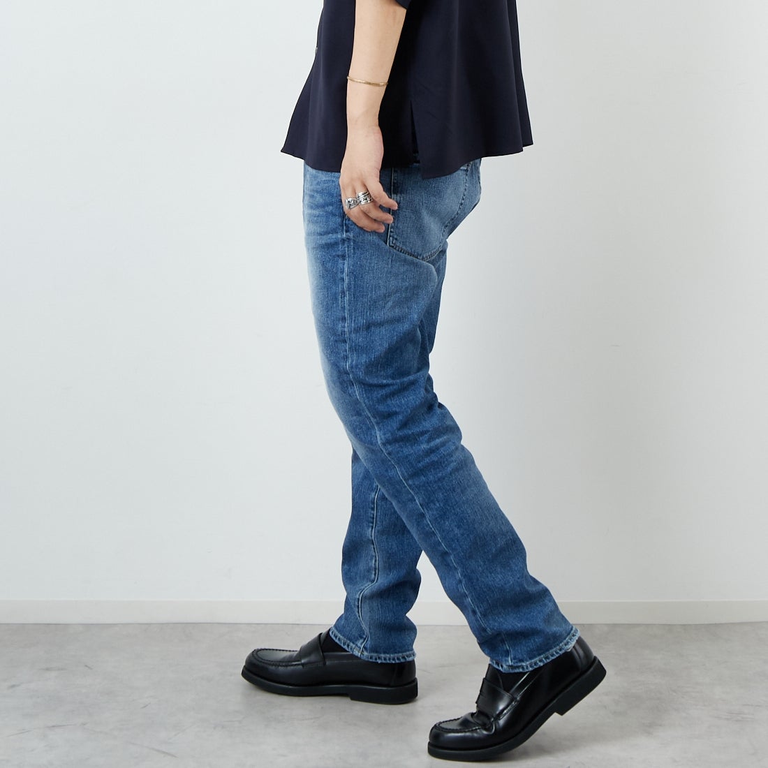 RED CARD TOKYO [レッドカード トーキョー] Rhythm+ スリムテーパードデニム [12M86801VMD] K-VINT MID &&モデル身長：179cm 着用サイズ：32&&