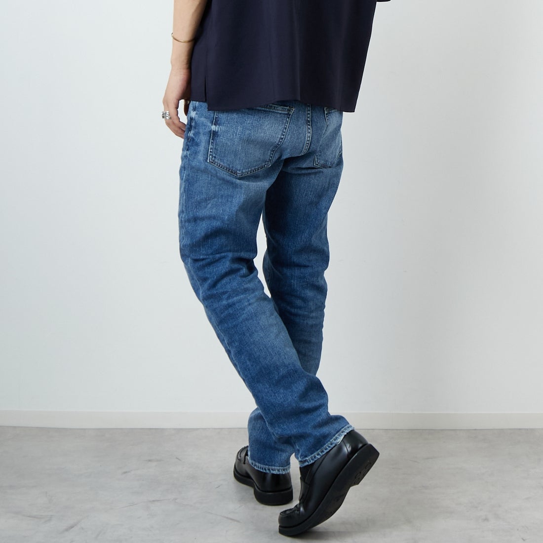 RED CARD TOKYO [レッドカード トーキョー] Rhythm+ スリムテーパードデニム [12M86801VMD] K-VINT MID &&モデル身長：179cm 着用サイズ：32&&