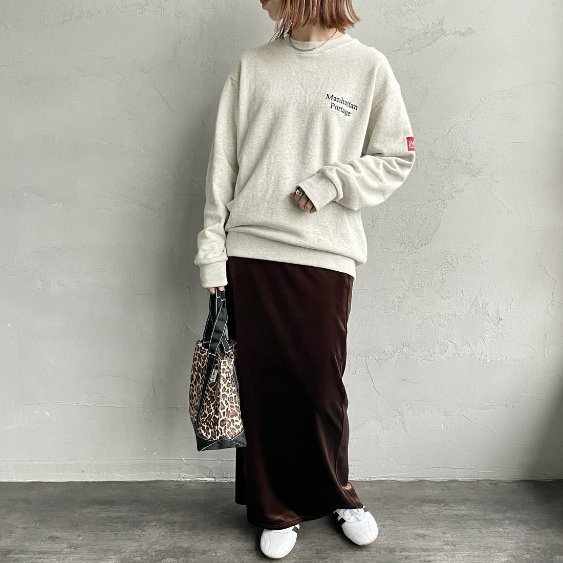 MANHATTAN PORTAGE [マンハッタンポーテージ] 別注 手書き風バック刺繍クルーネックスウェット [25FWMP-IN69-JF] OATMEAL &&モデル身長：158cm 着用サイズ：S&&
