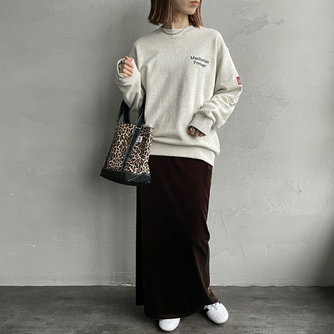 MANHATTAN PORTAGE [マンハッタンポーテージ] 別注 手書き風バック刺繍クルーネックスウェット [25FWMP-IN69-JF] OATMEAL &&モデル身長：158cm 着用サイズ：S&&