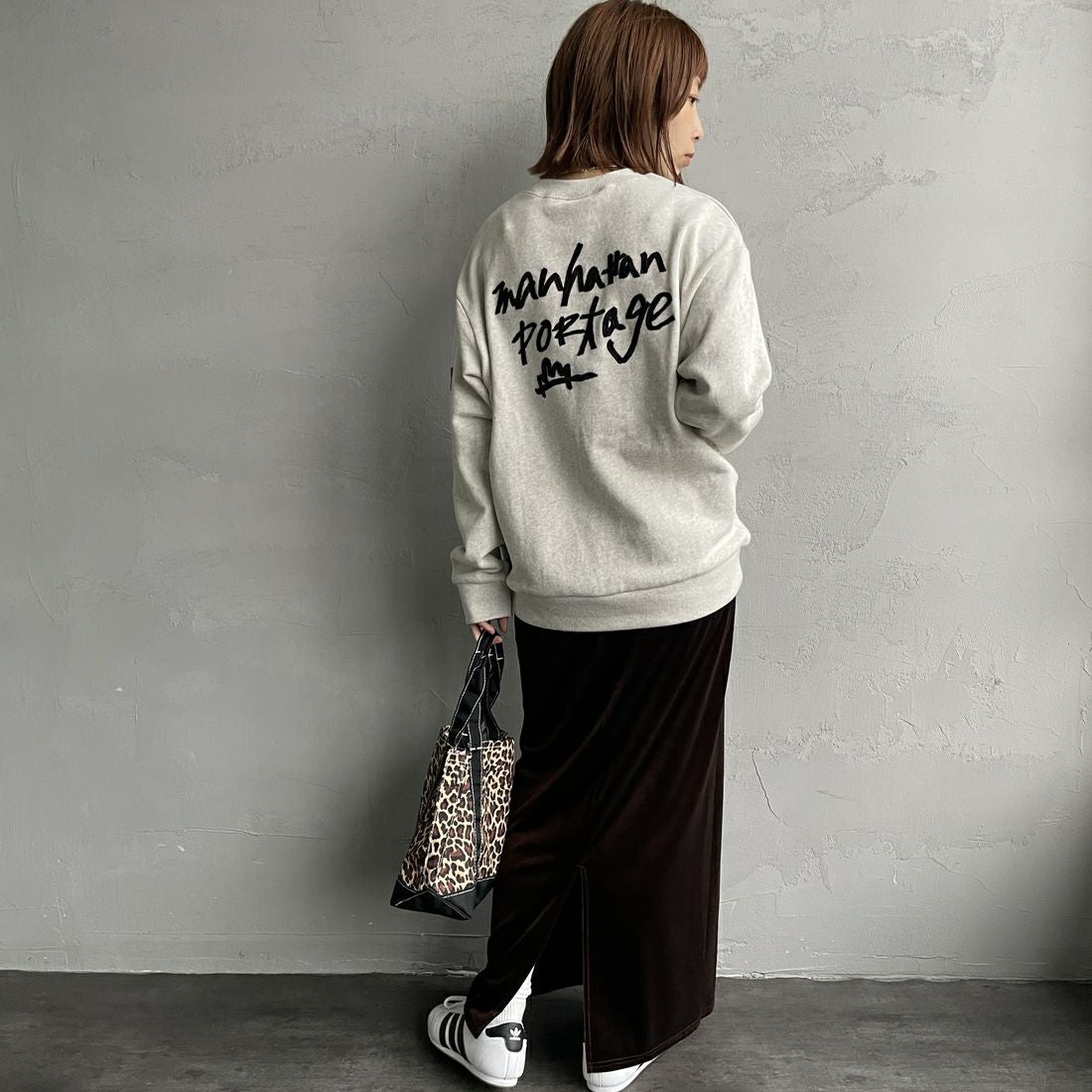MANHATTAN PORTAGE [マンハッタンポーテージ] 別注 手書き風バック刺繍クルーネックスウェット [25FWMP-IN69-JF] OATMEAL &&モデル身長：158cm 着用サイズ：S&&