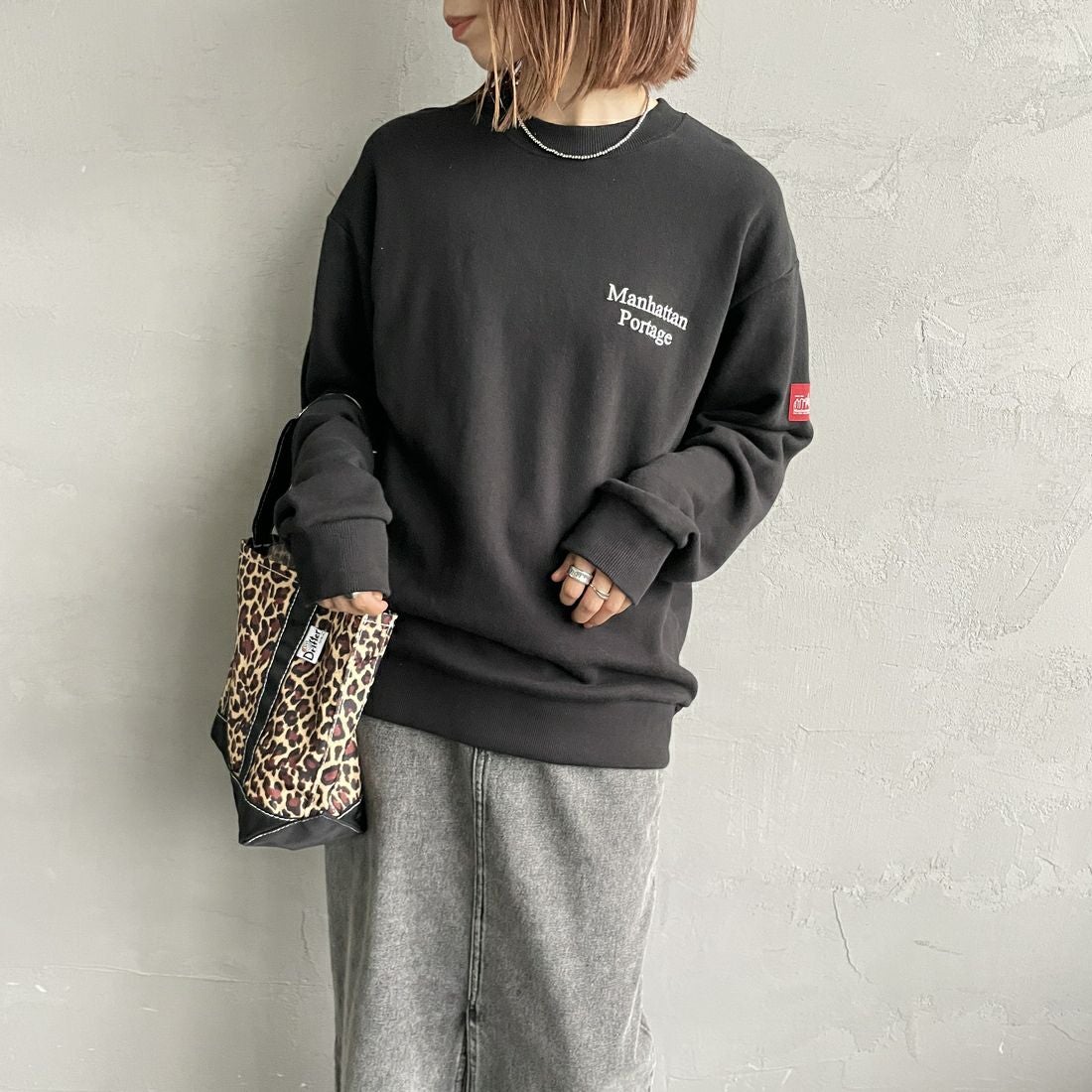 MANHATTAN PORTAGE [マンハッタンポーテージ] 別注 手書き風バック刺繍クルーネックスウェット [25FWMP-IN69-JF] BLACK &&モデル身長：158cm 着用サイズ：S&&