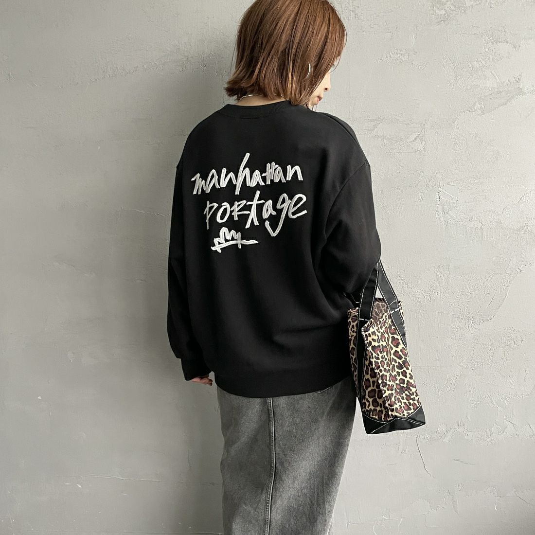MANHATTAN PORTAGE [マンハッタンポーテージ] 別注 手書き風バック刺繍クルーネックスウェット [25FWMP-IN69-JF] BLACK &&モデル身長：158cm 着用サイズ：S&&