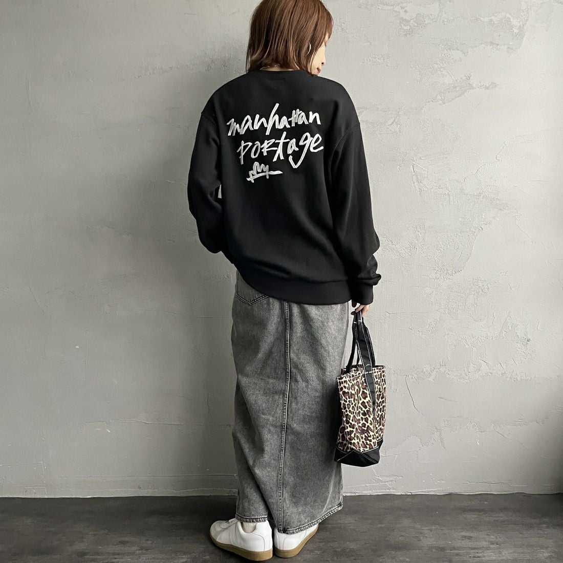 MANHATTAN PORTAGE [マンハッタンポーテージ] 別注 手書き風バック刺繍クルーネックスウェット [25FWMP-IN69-JF] BLACK &&モデル身長：158cm 着用サイズ：S&&