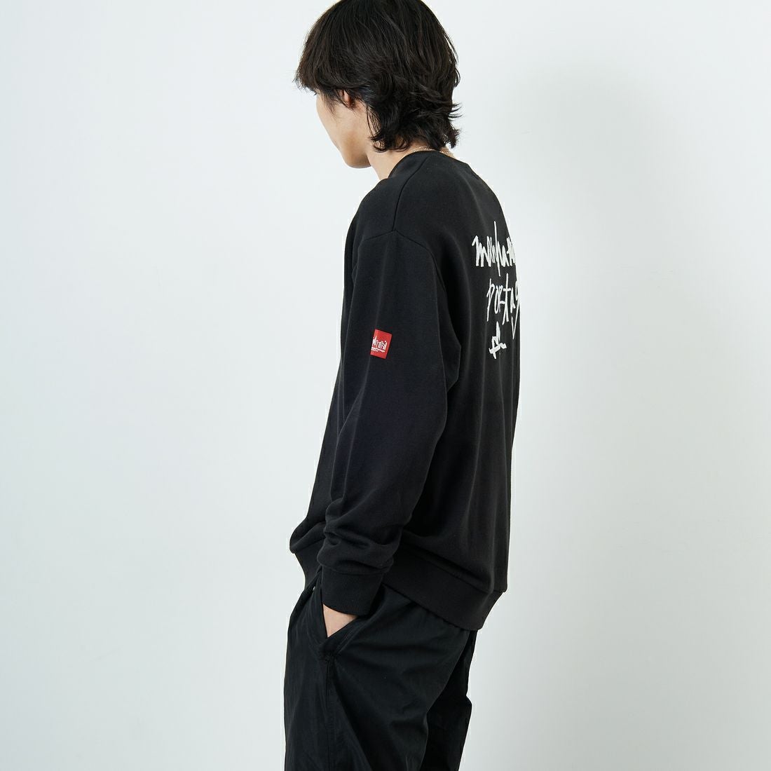 MANHATTAN PORTAGE [マンハッタンポーテージ] 別注 手書き風バック刺繍クルーネックスウェット [25FWMP-IN69-JF] BLACK &&モデル身長：179cm 着用サイズ：L&&