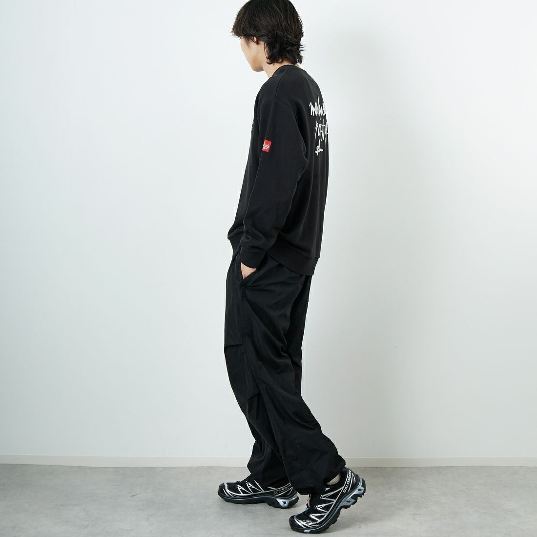 MANHATTAN PORTAGE [マンハッタンポーテージ] 別注 手書き風バック刺繍クルーネックスウェット [25FWMP-IN69-JF] BLACK &&モデル身長：179cm 着用サイズ：L&&