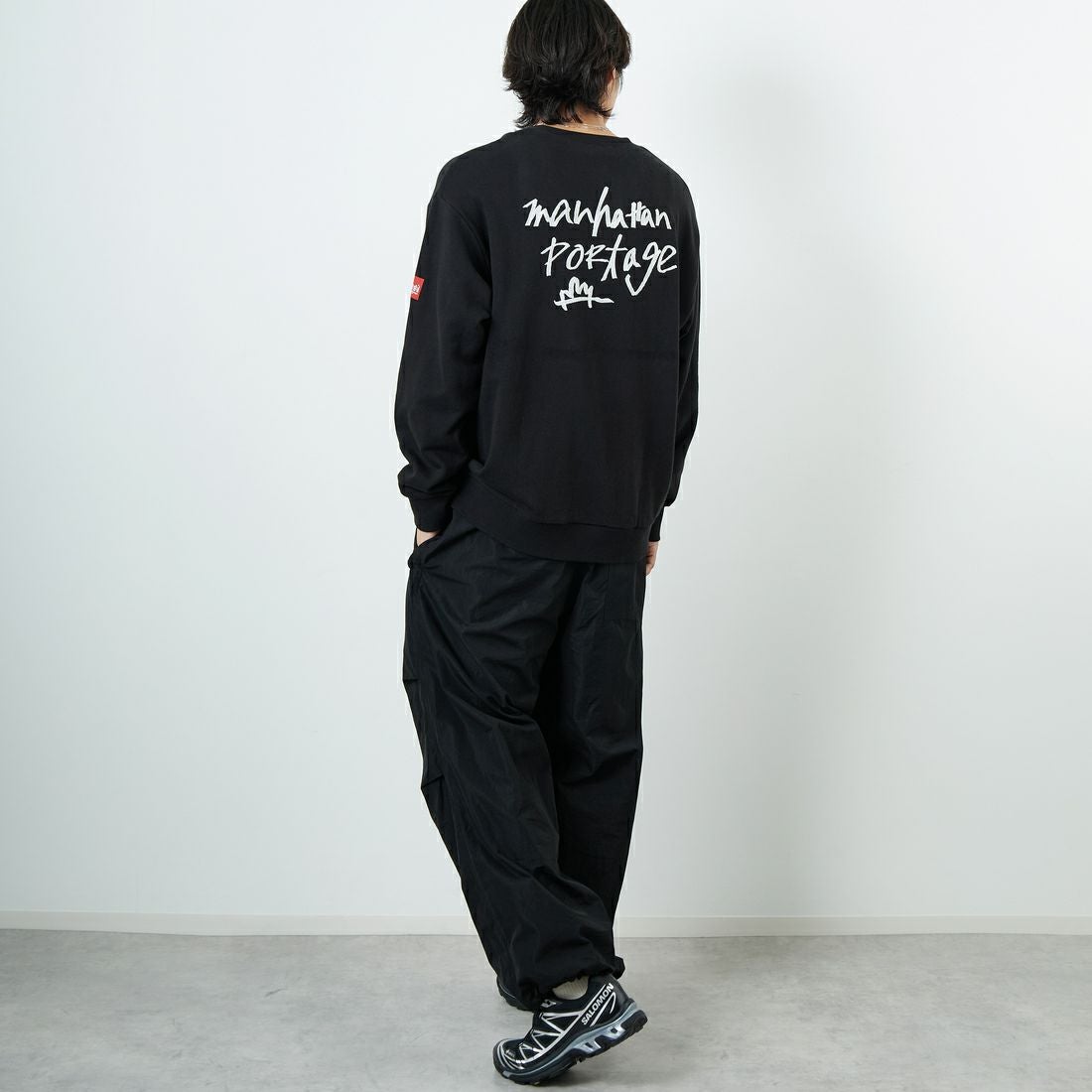 MANHATTAN PORTAGE [マンハッタンポーテージ] 別注 手書き風バック刺繍クルーネックスウェット [25FWMP-IN69-JF] BLACK &&モデル身長：179cm 着用サイズ：L&&