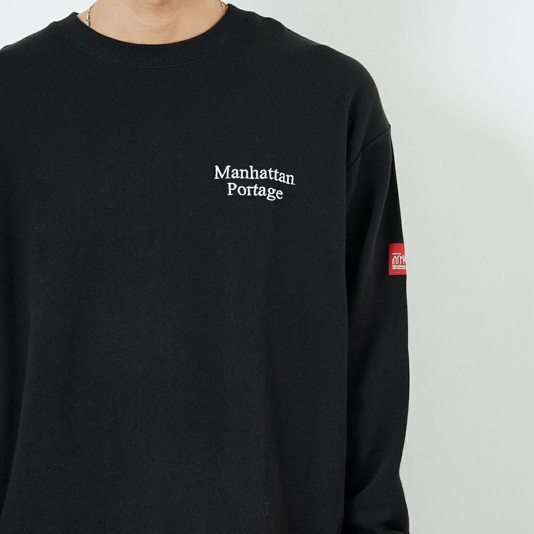 MANHATTAN PORTAGE [マンハッタンポーテージ] 別注 手書き風バック刺繍クルーネックスウェット [25FWMP-IN69-JF] BLACK &&モデル身長：179cm 着用サイズ：L&&