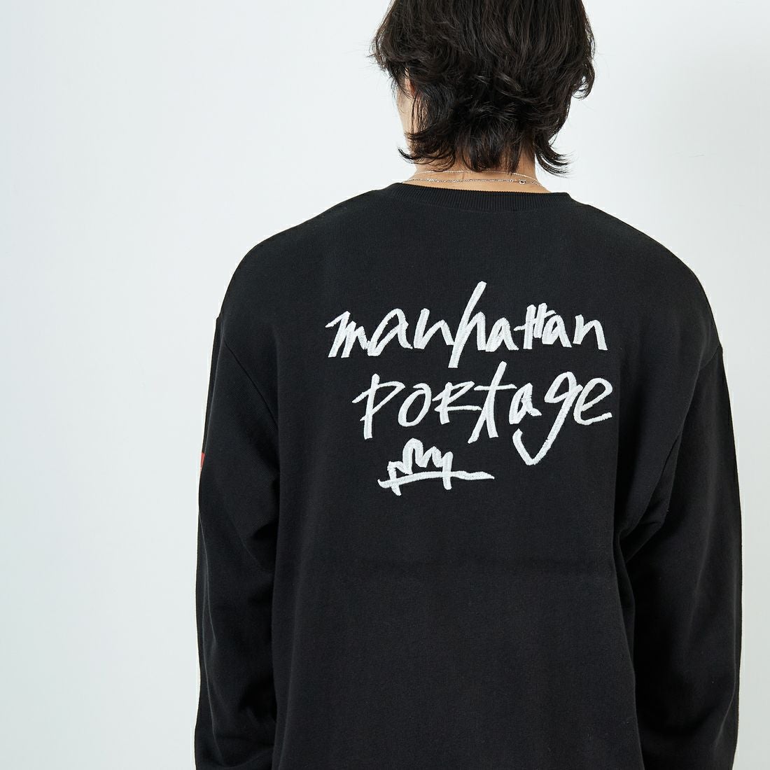 MANHATTAN PORTAGE [マンハッタンポーテージ] 別注 手書き風バック刺繍クルーネックスウェット [25FWMP-IN69-JF] BLACK &&モデル身長：179cm 着用サイズ：L&&