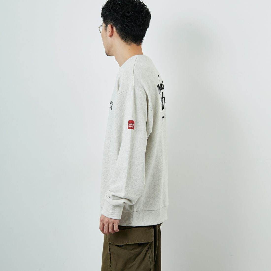 MANHATTAN PORTAGE [マンハッタンポーテージ] 別注 手書き風バック刺繍クルーネックスウェット [25FWMP-IN69-JF] OATMEAL &&モデル身長：168cm 着用サイズ：L&&